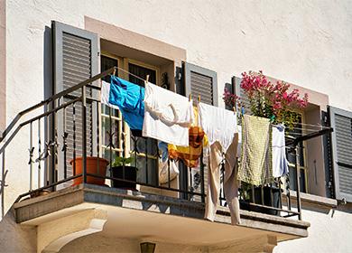 Biancheria appesa sul balcone