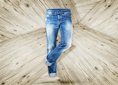 Jeans sul pavimento