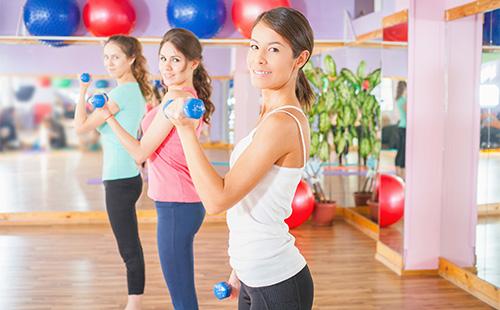 Le ragazze sono fidanzate nella hall