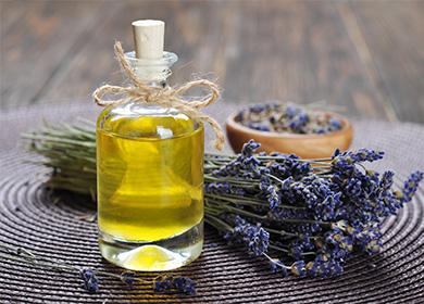 Olio di lavanda in una bottiglia