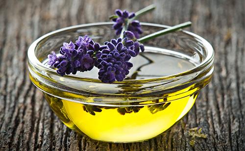 Olio di lavanda in una ciotola