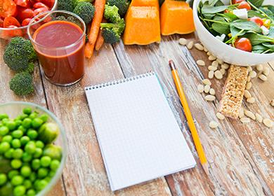 Verdure a fette e taccuino per il punteggio