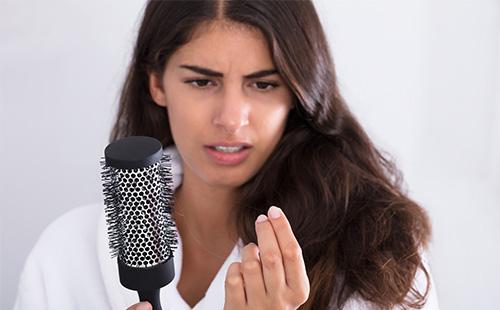 La ragazza sta guardando i suoi capelli