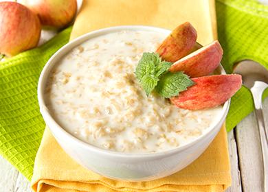 Farina d'avena calda con fettine di mela e foglie di menta