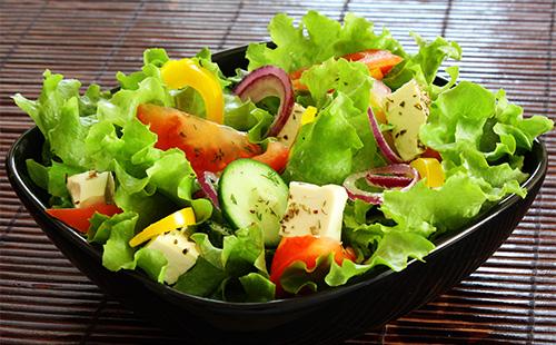 Insalata con verdure e formaggio feta