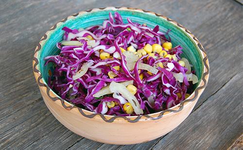 Insalata di cavolo rosso e mais in scatola