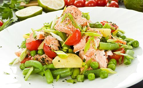 Insalata con verdure e salmone