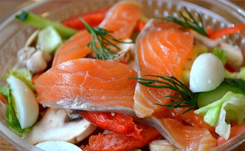 Insalata con pesce rosso e uova