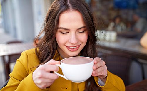 Ragazza felice con una tazza di cacao