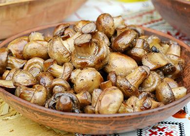 Champignon fritto in un piatto