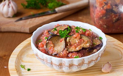 Ricetta di melanzane in adjika per l'inverno: allevia il colesterolo e non danneggia la figura