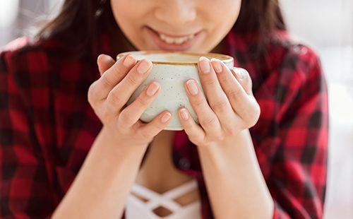 Ragazza felice con una tazza grande