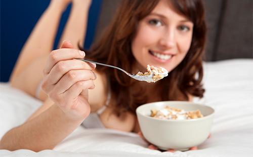 Ragazza che mangia farina d'avena