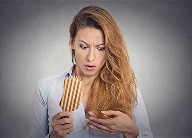 La donna si arrabbia a causa della condizione dei capelli