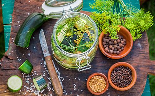 Condimenti e verdure per salare le zucchine