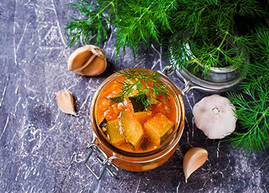 Verdure in scatola in un barattolo con aglio e rami di abete