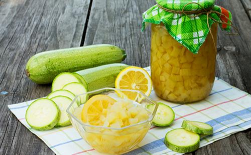 Zucchine a fette, limone e una lattina di cibo in scatola