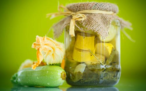 zucchine in scatola in un barattolo con un coperchio di tessuto