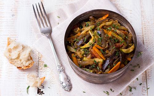 Conserve alimentari con zucchine, carote, melanzane