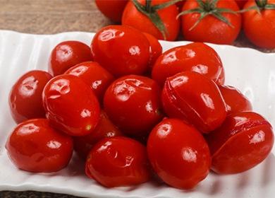 Pomodori salati su un piatto