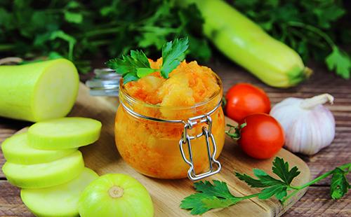 Verdure in scatola in un barattolo, zucchine a fette, pomodorini e prezzemolo