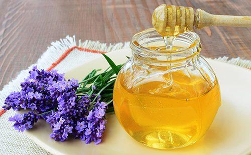 Vasetto di miele e un rametto di lavanda profumata