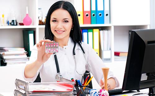 Il medico tiene una bolla con le pillole