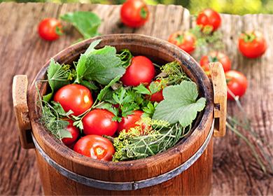 Pomodori con foglie in una botte di legno