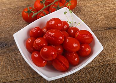 Pomodori di prugna marinati in una tazza