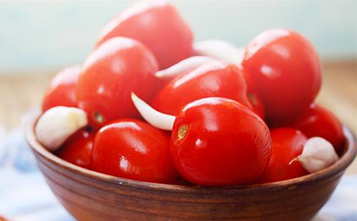 Pomodori con aglio in una ciotola di legno