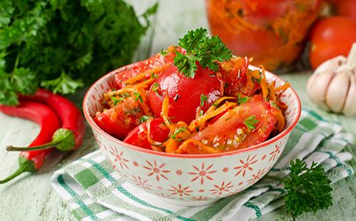 Pomodori marinati con carote in una tazza