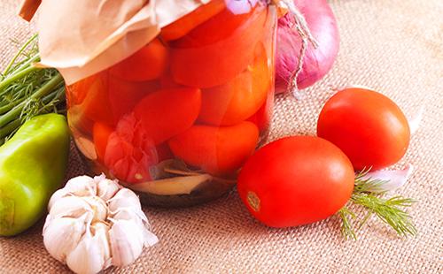 Pomodori in scatola in un barattolo di peperone verde