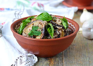 Melanzane al forno in una tazza con erbe