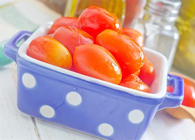 Pomodori di quagena in una ciotola blu