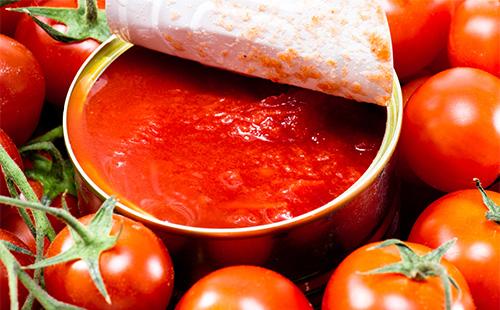 Conserve alimentari con pomodori