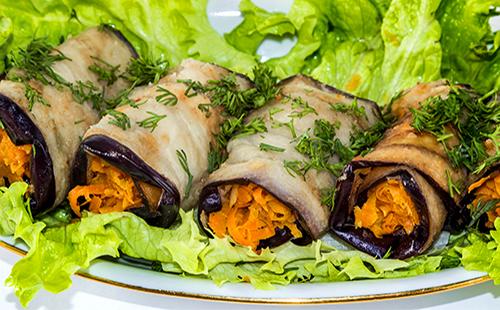 Involtini di melanzane con carote e lattuga