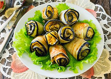 Rotoli di melanzane con lattuga su un piatto