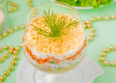 Insalata di pasta con carote, maionese, formaggio ed erbe in un bicchiere