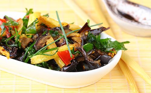 Grande ciotola di insalata di melanzane