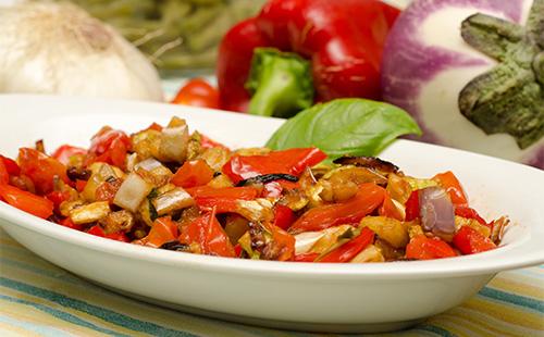 Insalata di melanzane in un piatto