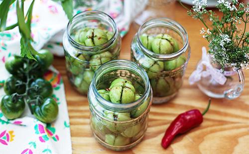 Pomodori verdi ripieni in vasetti