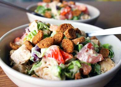 Ciotola di insalata con fagioli, crostini e pomodori