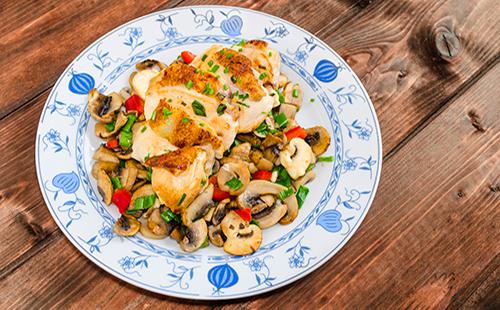 Piatto con insalata di petto di pollo, funghi e verdure