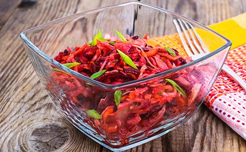 Insalata di barbabietole, cavoli e carote alle erbe