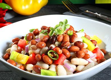 Piatto di insalata di fagioli rossi