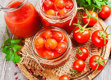 Pomodori in scatola in un barattolo e verdure