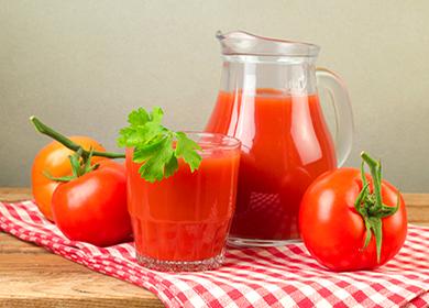 Succo di pomodoro in una brocca e un bicchiere su una tovaglia