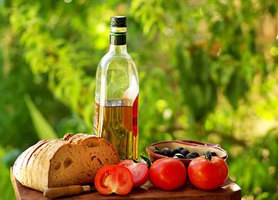 Pane fatto in casa, pomodori e una bottiglia di olio d'oliva