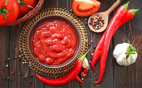 Passata di pomodoro in un piatto, pomodori e piccante prima