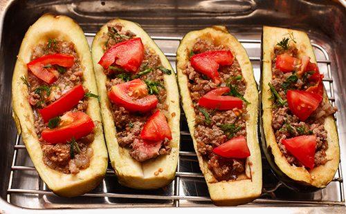 Melanzane con carne su una teglia di metallo